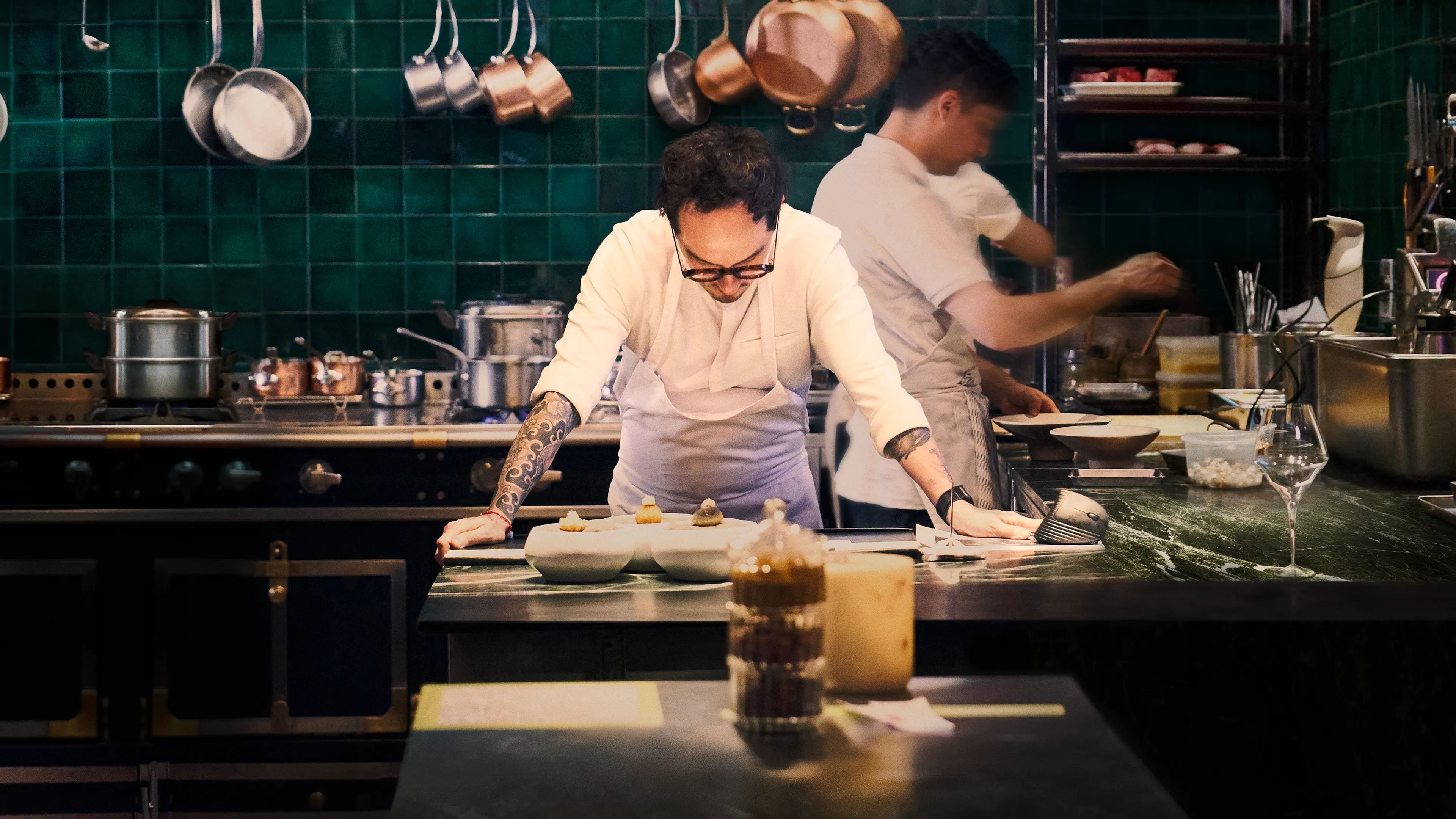 '미슐랭 스타: 칼날 위에 선 셰프들' - Knife Edge: Chasing Michelin Stars